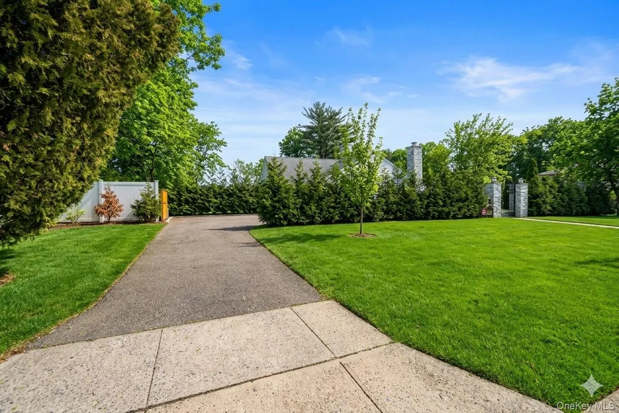 1 Strawberry Lane, North Hempstead, NY, 5 Bedrooms Bedrooms, 9 Rooms Rooms,4 BathroomsBathrooms,Residential,For Rent,Strawberry,0,960616 1 Strawberry Lane, North Hempstead, NY, 5 Bedrooms Bedrooms, 9 Rooms Rooms,4 BathroomsBathrooms,Residential,For Rent,Strawberry,0,960616