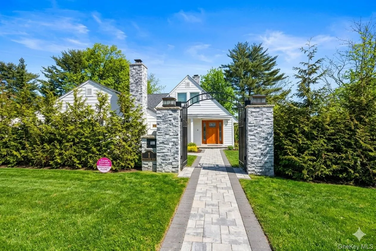 1 Strawberry Lane, North Hempstead, NY, 5 Bedrooms Bedrooms, 9 Rooms Rooms,4 BathroomsBathrooms,Residential,For Rent,Strawberry,0,960616 1 Strawberry Lane, North Hempstead, NY, 5 Bedrooms Bedrooms, 9 Rooms Rooms,4 BathroomsBathrooms,Residential,For Rent,Strawberry,0,960616
