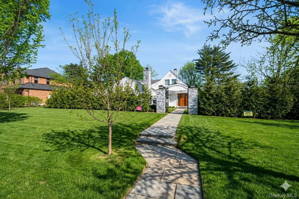 1 Strawberry Lane, North Hempstead, NY, 5 Bedrooms Bedrooms, 9 Rooms Rooms,4 BathroomsBathrooms,Residential,For Rent,Strawberry,0,960616 1 Strawberry Lane, North Hempstead, NY, 5 Bedrooms Bedrooms, 9 Rooms Rooms,4 BathroomsBathrooms,Residential,For Rent,Strawberry,0,960616