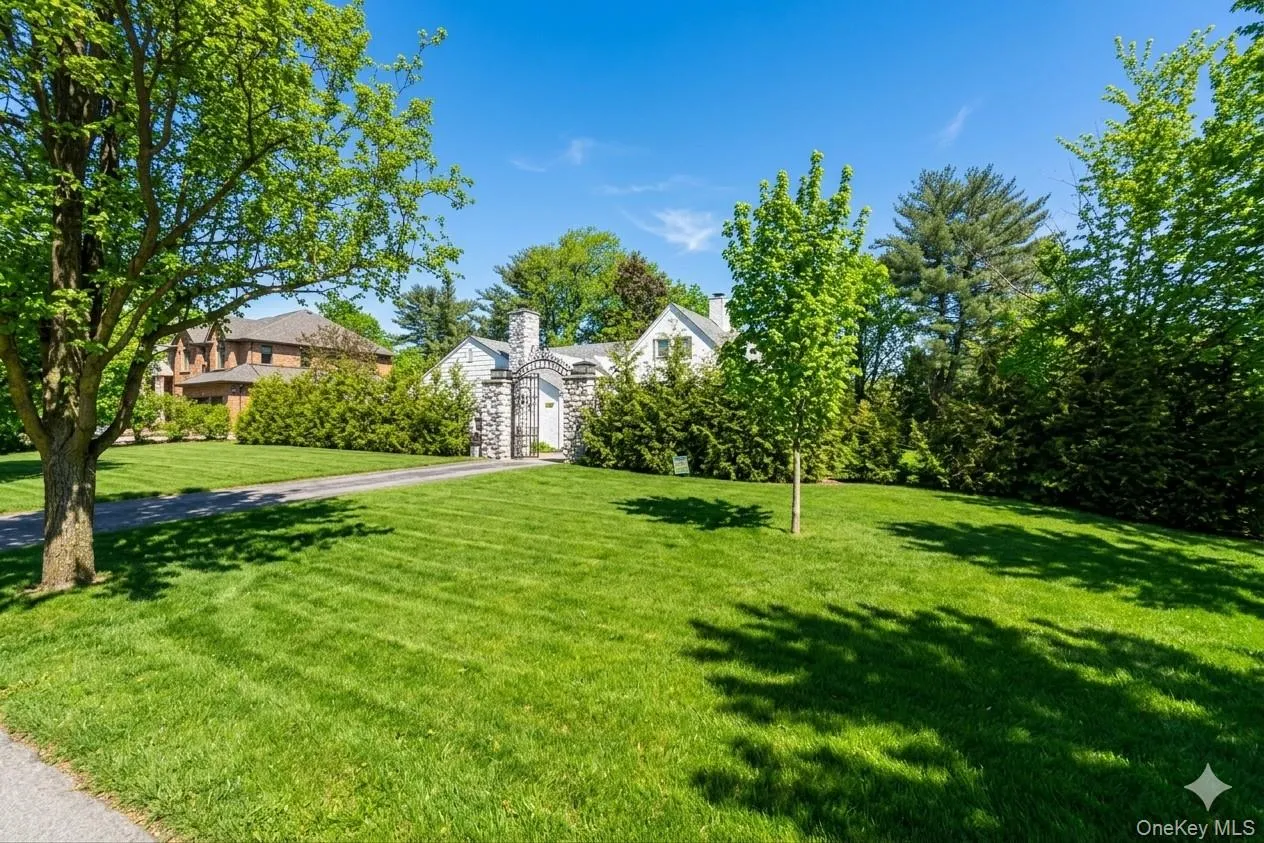 1 Strawberry Lane, North Hempstead, NY, 5 Bedrooms Bedrooms, 9 Rooms Rooms,4 BathroomsBathrooms,Residential,For Rent,Strawberry,0,960616 1 Strawberry Lane, North Hempstead, NY, 5 Bedrooms Bedrooms, 9 Rooms Rooms,4 BathroomsBathrooms,Residential,For Rent,Strawberry,0,960616