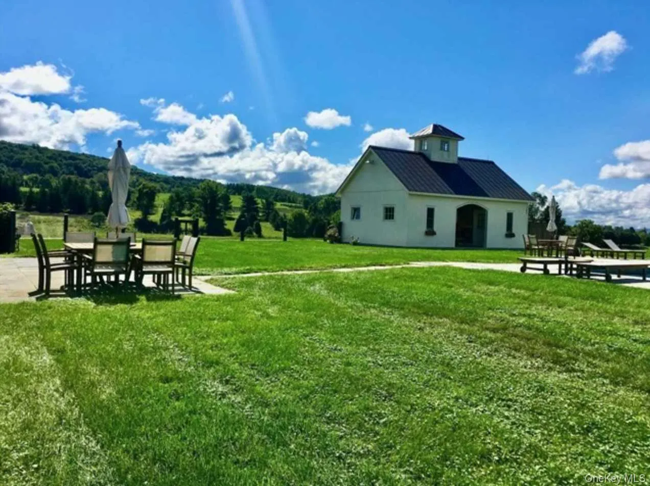 Unparalleled 360 Degree Views & Lovely Seating Areas to Enjoy Outdoor Dining Unparalleled 360 Degree Views & Lovely Seating Areas to Enjoy Outdoor Dining