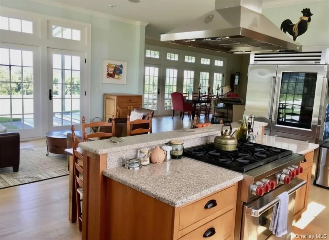 High-End Appliances and a Spacious Kitchen make Entertaining a Dream High-End Appliances and a Spacious Kitchen make Entertaining a Dream