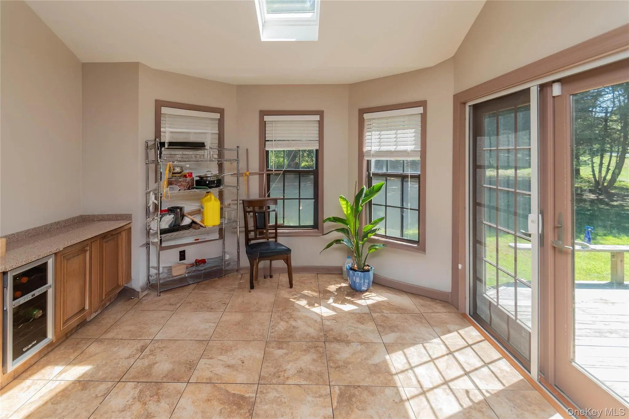 Eat-in-kitchen alcove Eat-in-kitchen alcove
