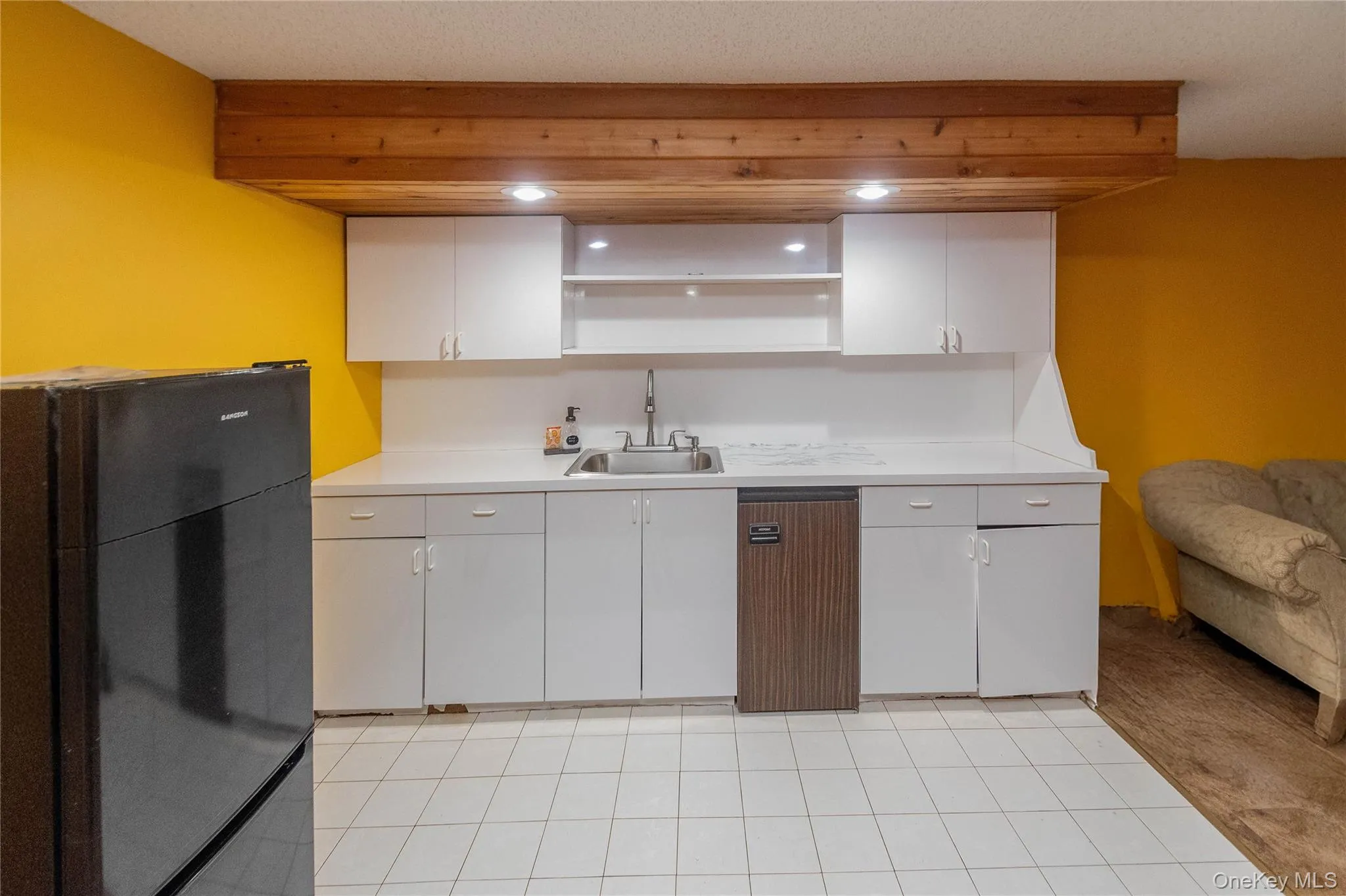 Wet bar/kitchenette on the lower level Wet bar/kitchenette on the lower level