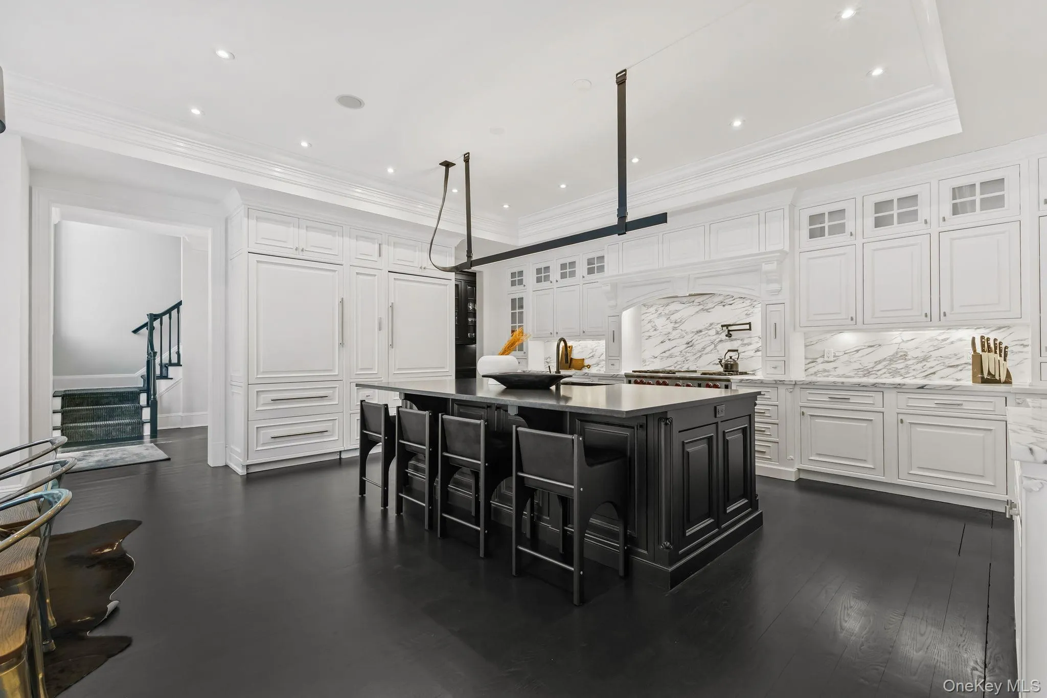 In perfect harmony with the home’s interior, this kitchen also flows seamlessly into the outdoor entertaining areas, creating a unified and effortless indoor-outdoor lifestyle. In perfect harmony with the home’s interior, this kitchen also flows seamlessly into the outdoor entertaining areas, creating a unified and effortless indoor-outdoor lifestyle.