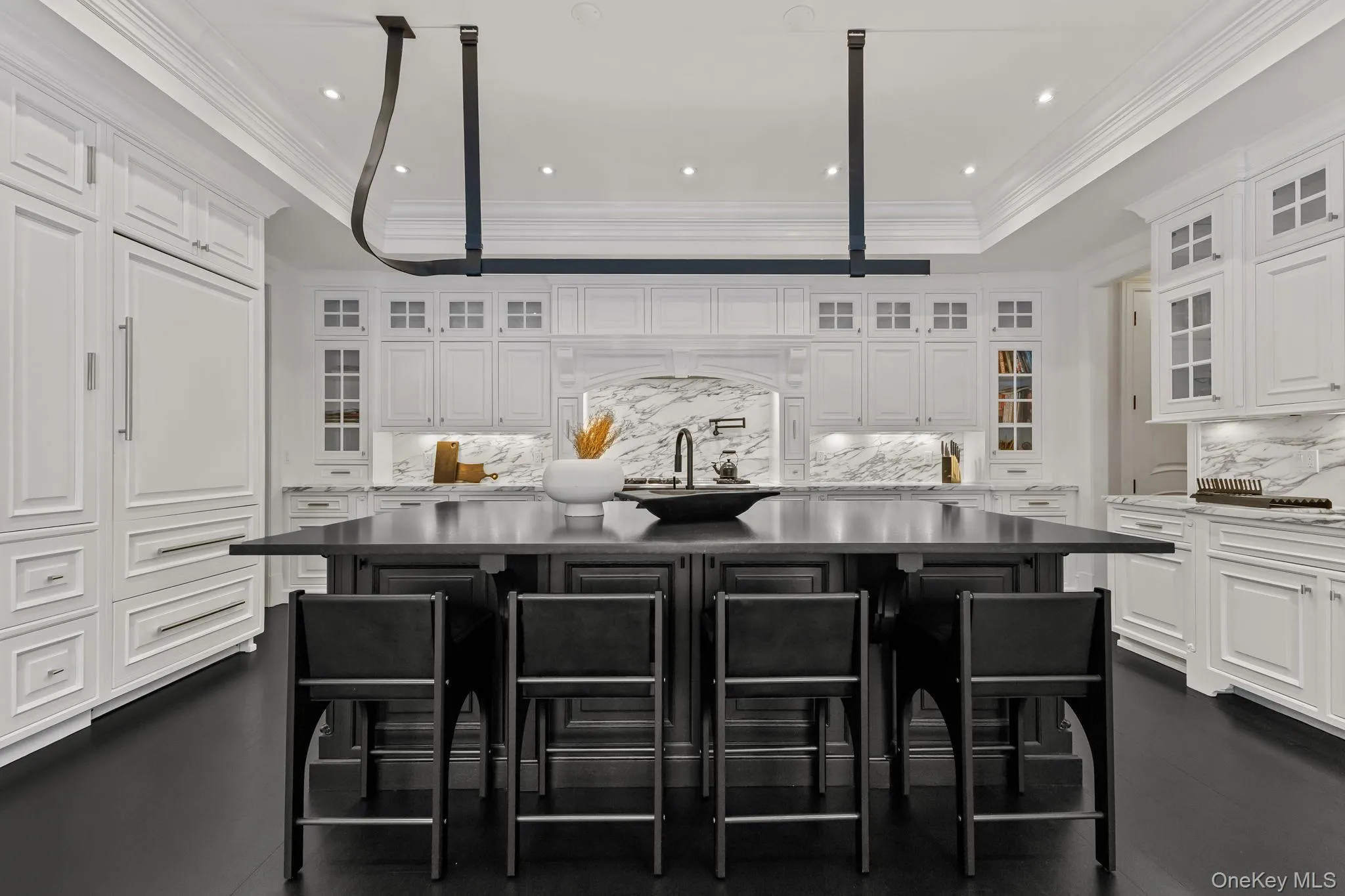 One look at this kitchen, and you won’t be able to hold back a smile. You’ve officially arrived. Your next culinary hotspot awaits. One look at this kitchen, and you won’t be able to hold back a smile. You’ve officially arrived. Your next culinary hotspot awaits.