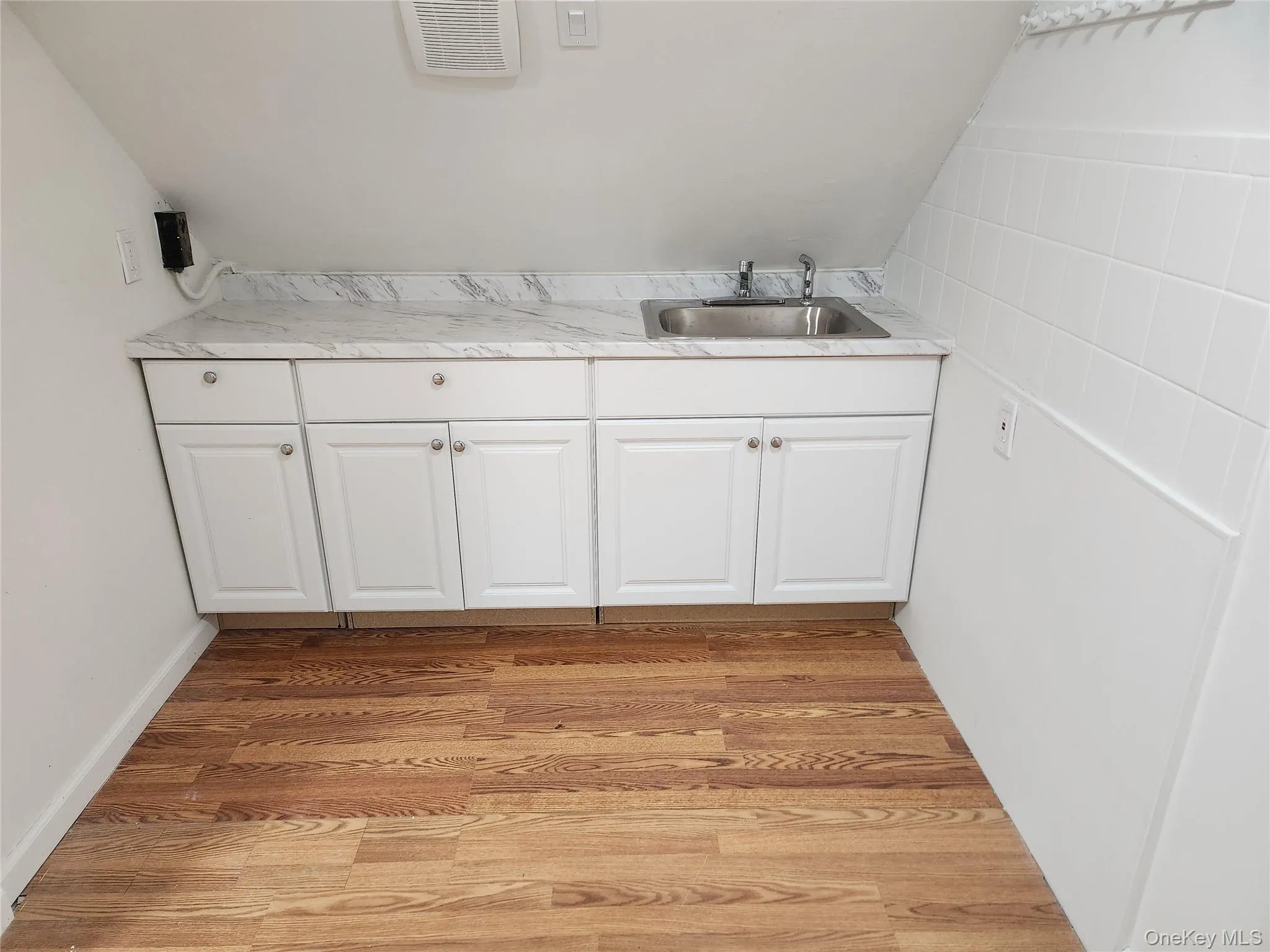 806 Oliver Avenue, North Hempstead, NY, 1 Bedroom Bedrooms, 3 Rooms Rooms,1 BathroomBathrooms,Residential Lease,For Rent,Oliver,0,960860 806 Oliver Avenue, North Hempstead, NY, 1 Bedroom Bedrooms, 3 Rooms Rooms,1 BathroomBathrooms,Residential Lease,For Rent,Oliver,0,960860