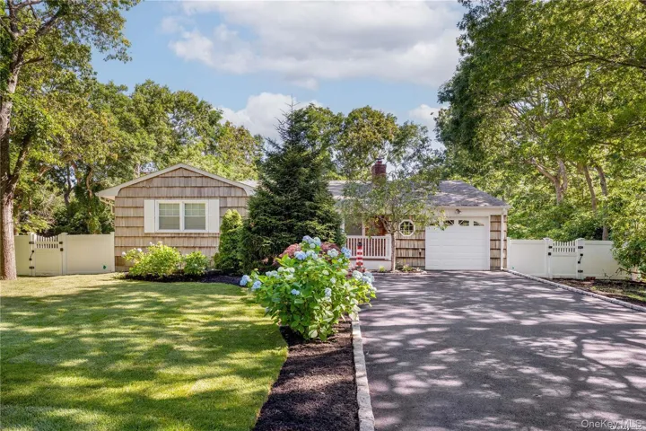 8 Wakeman Court, Southampton, New York 11946