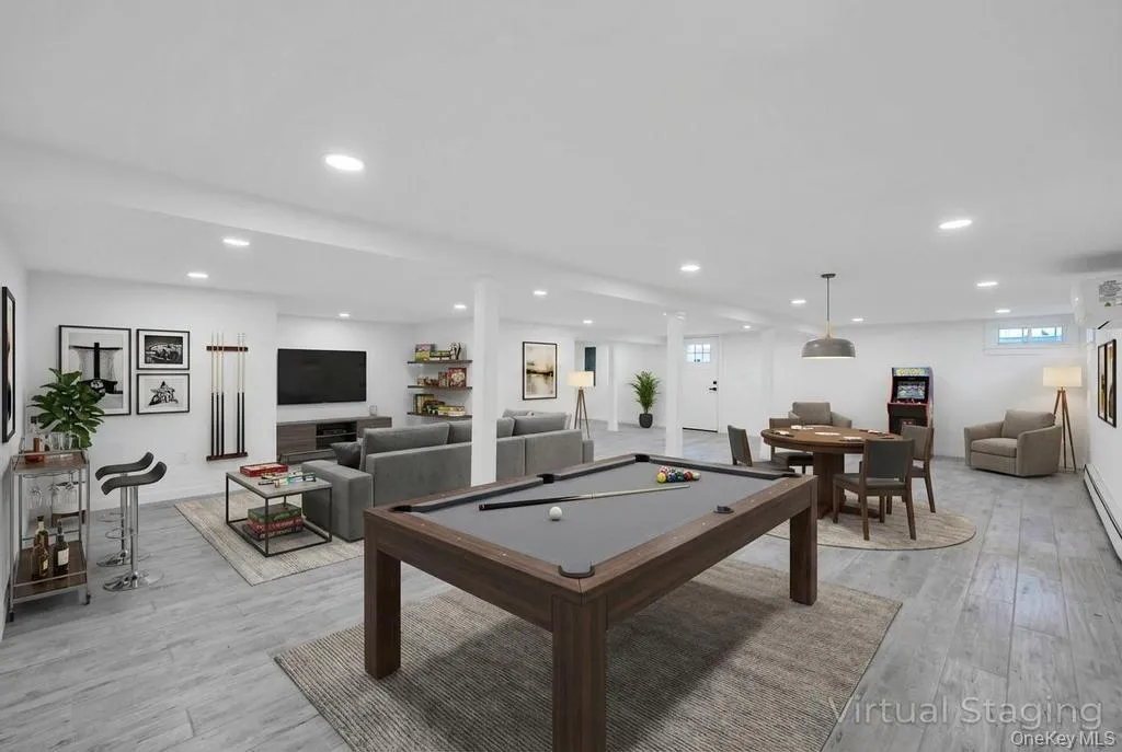 Additional 1200sq ft of living area in full basement with outside entrance Additional 1200sq ft of living area in full basement with outside entrance
