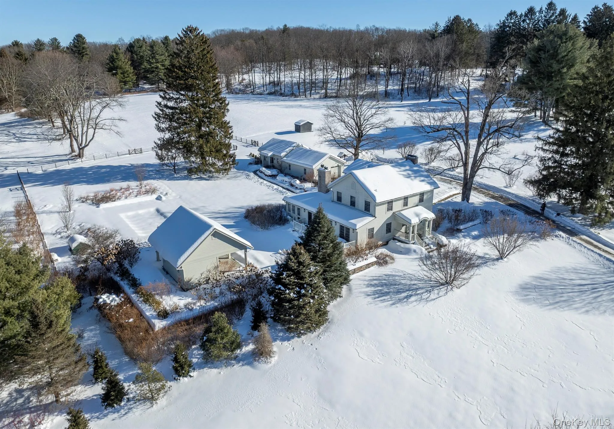 Pool house, garage and studio are conveniently located to the house Pool house, garage and studio are conveniently located to the house