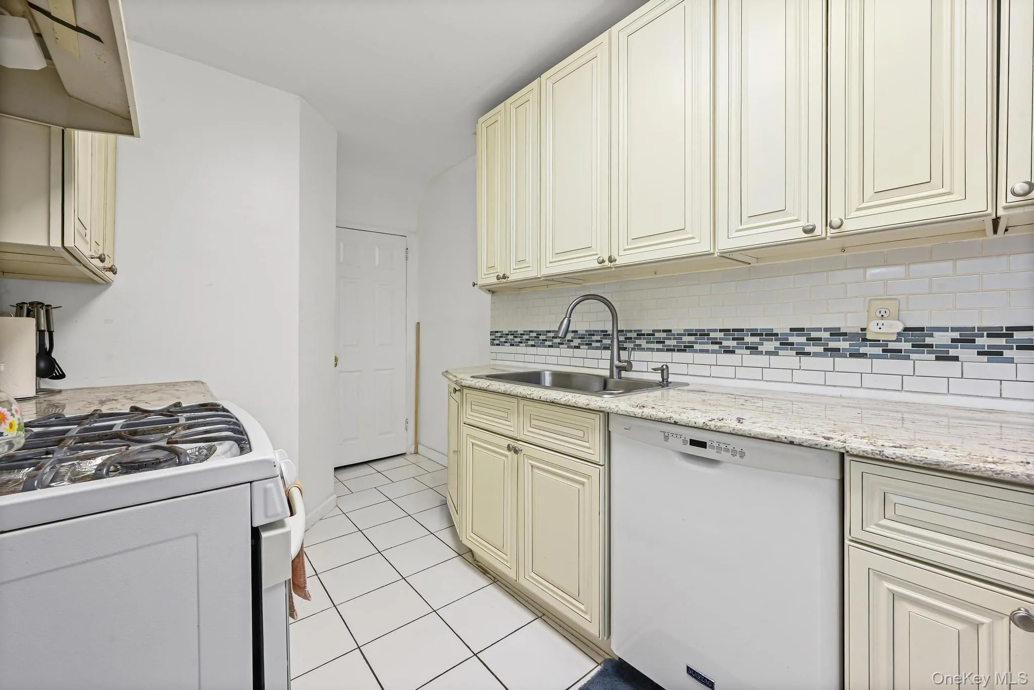8505 67th Drive, New York, NY, 3 Bedrooms Bedrooms, 6 Rooms Rooms,1 BathroomBathrooms,Residential,For Rent,67th,0,961134 8505 67th Drive, New York, NY, 3 Bedrooms Bedrooms, 6 Rooms Rooms,1 BathroomBathrooms,Residential,For Rent,67th,0,961134