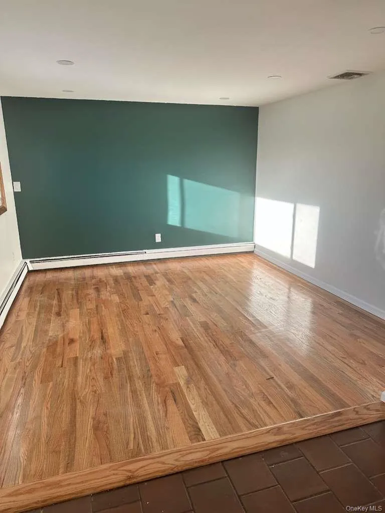 81 10th Avenue, West Babylon, NY, 3 Bedrooms Bedrooms, 6 Rooms Rooms,1 BathroomBathrooms,Residential Lease,For Rent,10th,0,961209 81 10th Avenue, West Babylon, NY, 3 Bedrooms Bedrooms, 6 Rooms Rooms,1 BathroomBathrooms,Residential Lease,For Rent,10th,0,961209