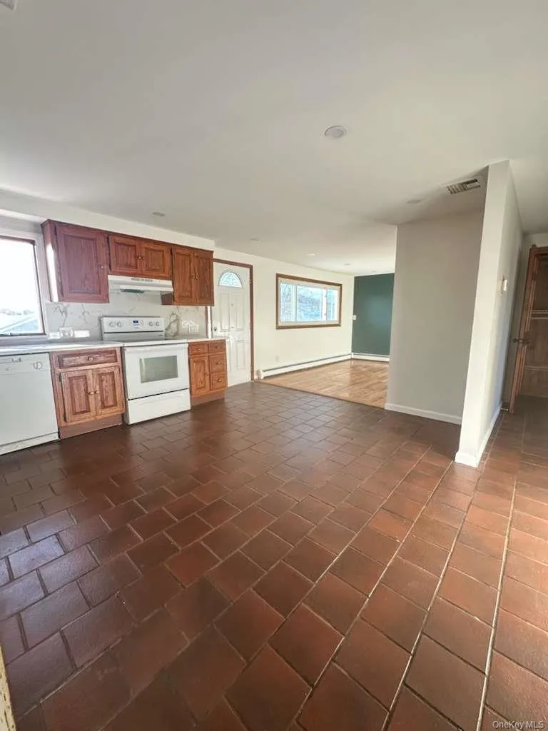 81 10th Avenue, West Babylon, NY, 3 Bedrooms Bedrooms, 6 Rooms Rooms,1 BathroomBathrooms,Residential Lease,For Rent,10th,0,961209 81 10th Avenue, West Babylon, NY, 3 Bedrooms Bedrooms, 6 Rooms Rooms,1 BathroomBathrooms,Residential Lease,For Rent,10th,0,961209