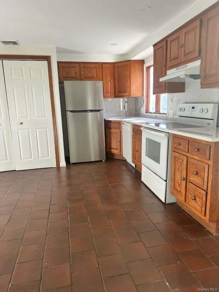 81 10th Avenue, West Babylon, NY, 3 Bedrooms Bedrooms, 6 Rooms Rooms,1 BathroomBathrooms,Residential Lease,For Rent,10th,0,961209 81 10th Avenue, West Babylon, NY, 3 Bedrooms Bedrooms, 6 Rooms Rooms,1 BathroomBathrooms,Residential Lease,For Rent,10th,0,961209