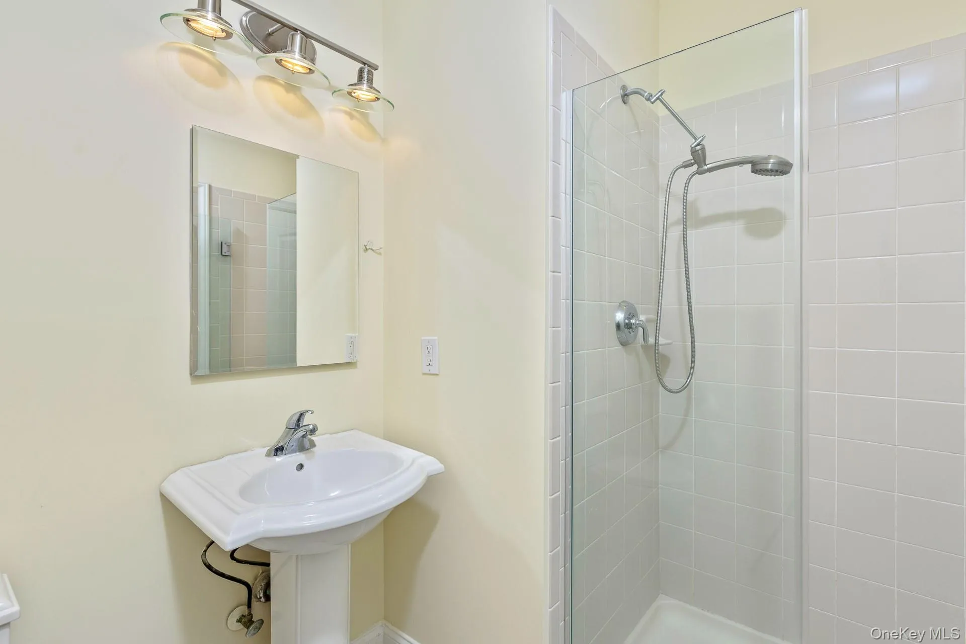 Main Bath in Foyer Main Bath in Foyer