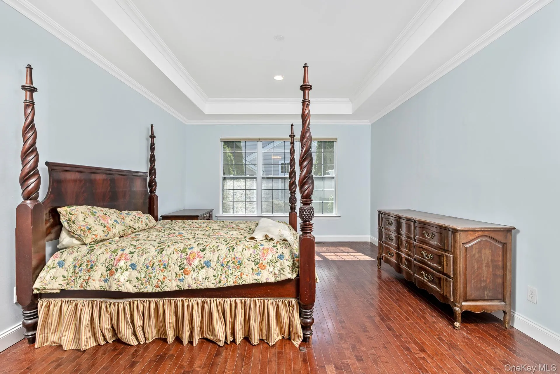 Tray ceiling with crown molding, recessed lighting, double window Tray ceiling with crown molding, recessed lighting, double window