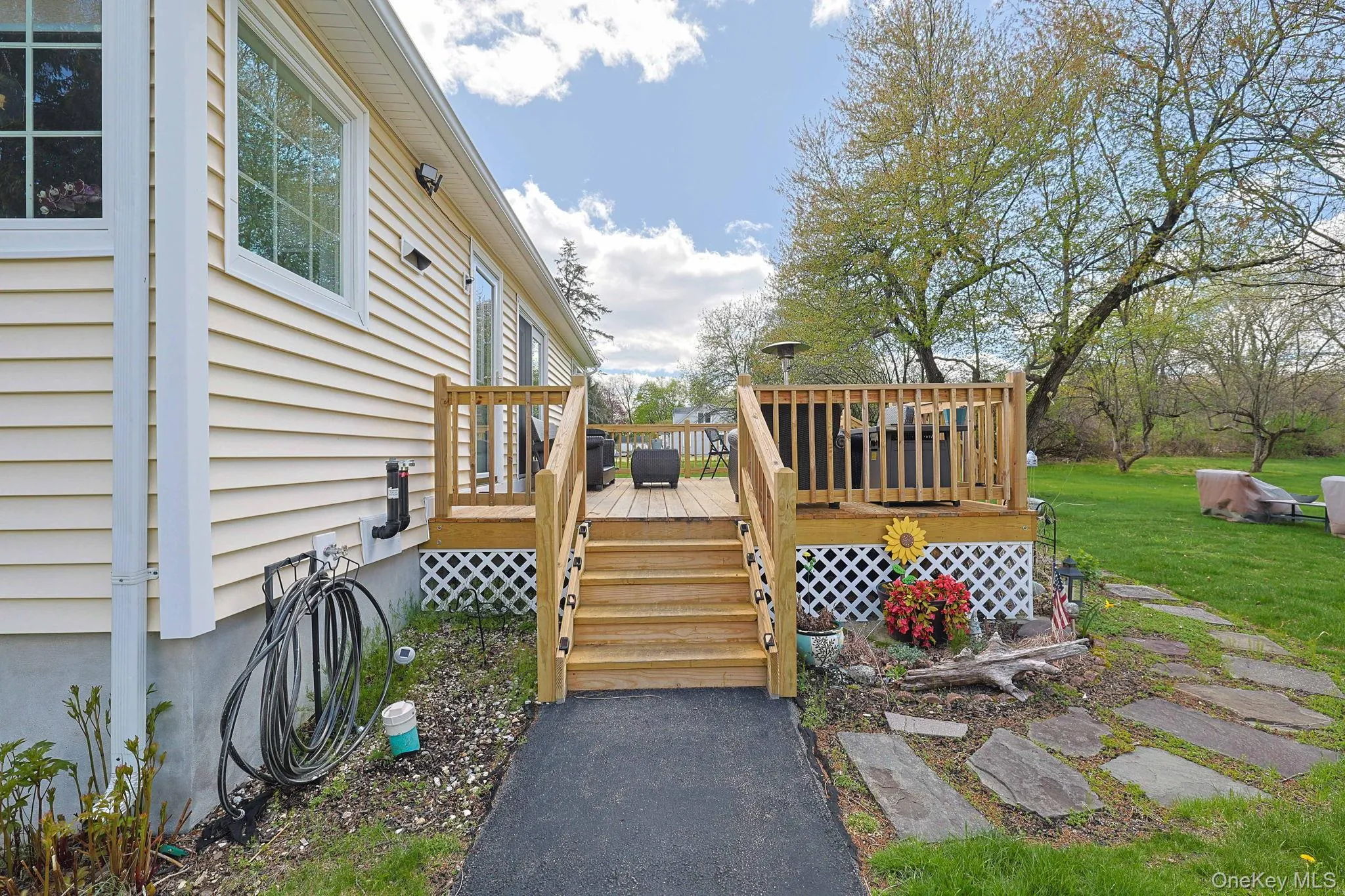 Spacious new deck to enjoy with dual entry. Spacious new deck to enjoy with dual entry.