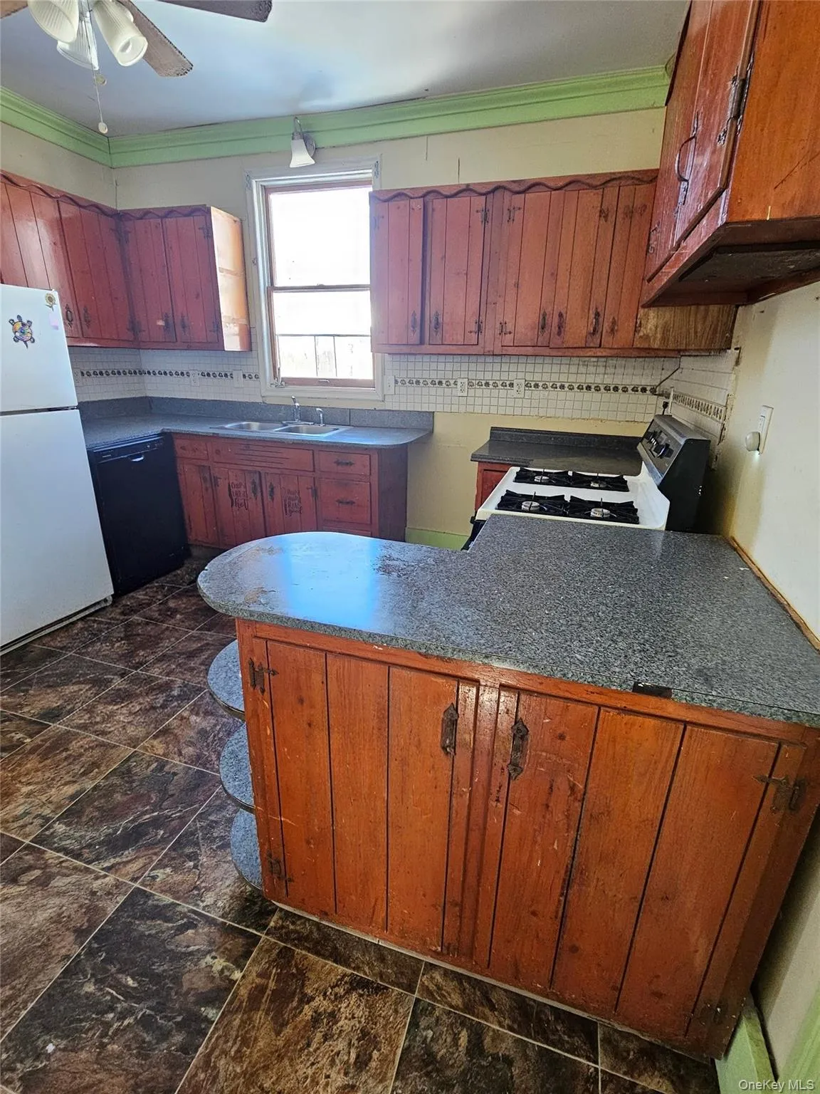 FULL KITCHEN FULL KITCHEN