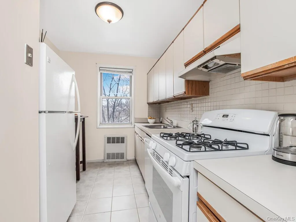 Gas Range, plenty of counter space Gas Range, plenty of counter space