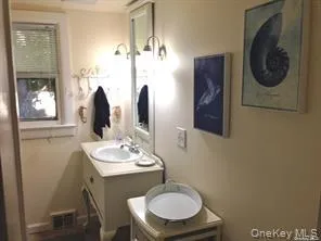 3 Lincoln Street, Southampton, NY, 1 Bedroom Bedrooms, 3 Rooms Rooms,1 BathroomBathrooms,Residential Lease,For Rent,Lincoln,0,961475 3 Lincoln Street, Southampton, NY, 1 Bedroom Bedrooms, 3 Rooms Rooms,1 BathroomBathrooms,Residential Lease,For Rent,Lincoln,0,961475