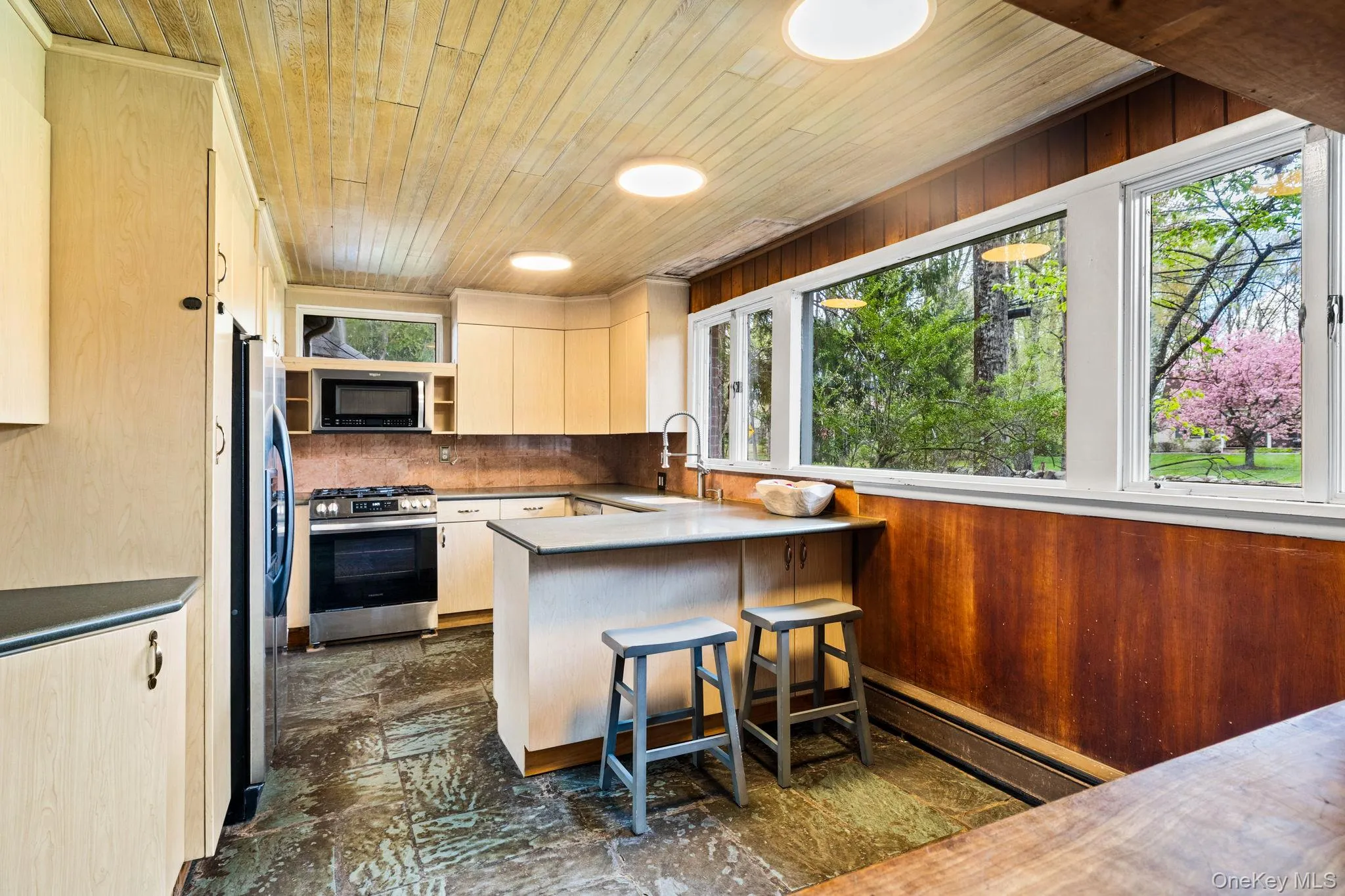 Breakfast Bar or Early Morning Coffee Area.Feed the Kids or Chat with Friends... Breakfast Bar or Early Morning Coffee Area.Feed the Kids or Chat with Friends...