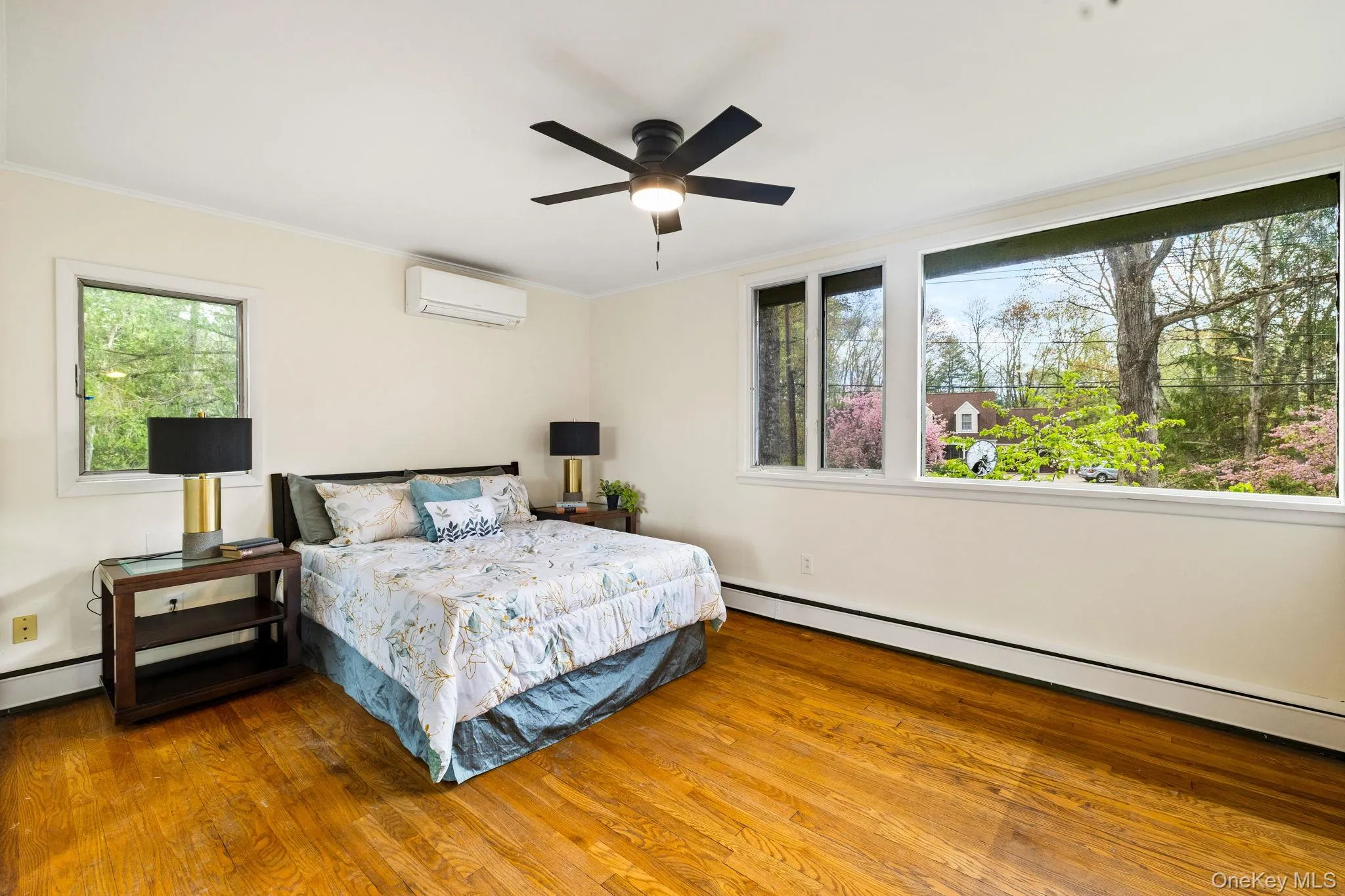 3rd Bedroom has Wonderful Windows to bring in the Privacy of a Natural Setting. 3rd Bedroom has Wonderful Windows to bring in the Privacy of a Natural Setting.