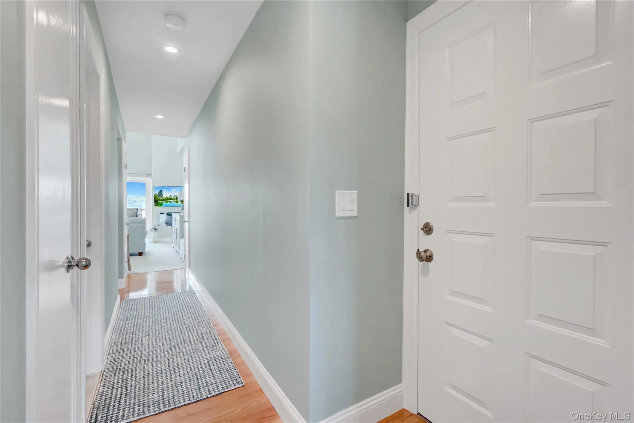 Nice open entry with the full bedroom and bathroom in front of floor plan and large living room on the waterfront side. Nice open entry with the full bedroom and bathroom in front of floor plan and large living room on the waterfront side.