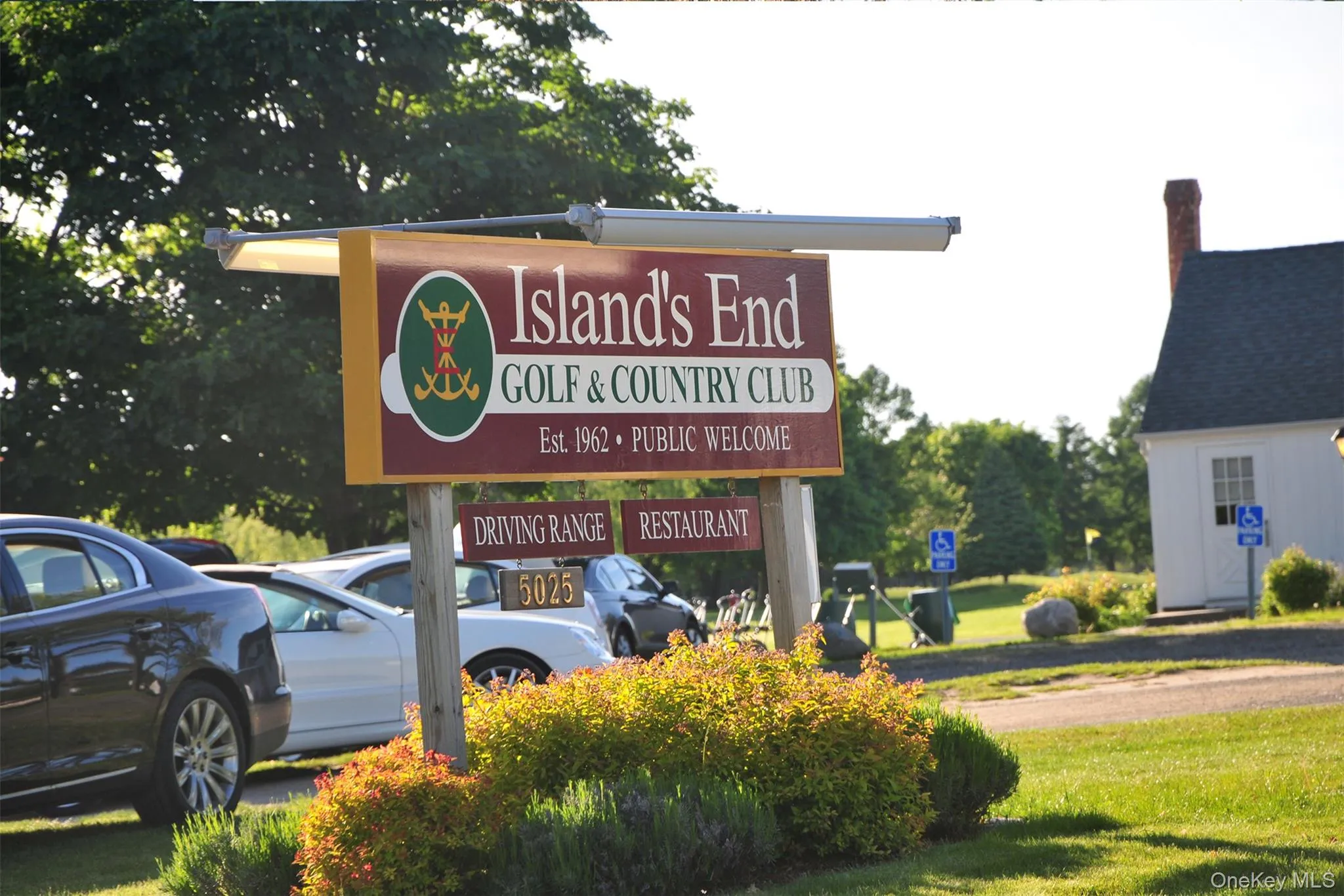 Islands End Golf Course is a mile away with restaurant and bar for weekend and summer activities. Islands End Golf Course is a mile away with restaurant and bar for weekend and summer activities.