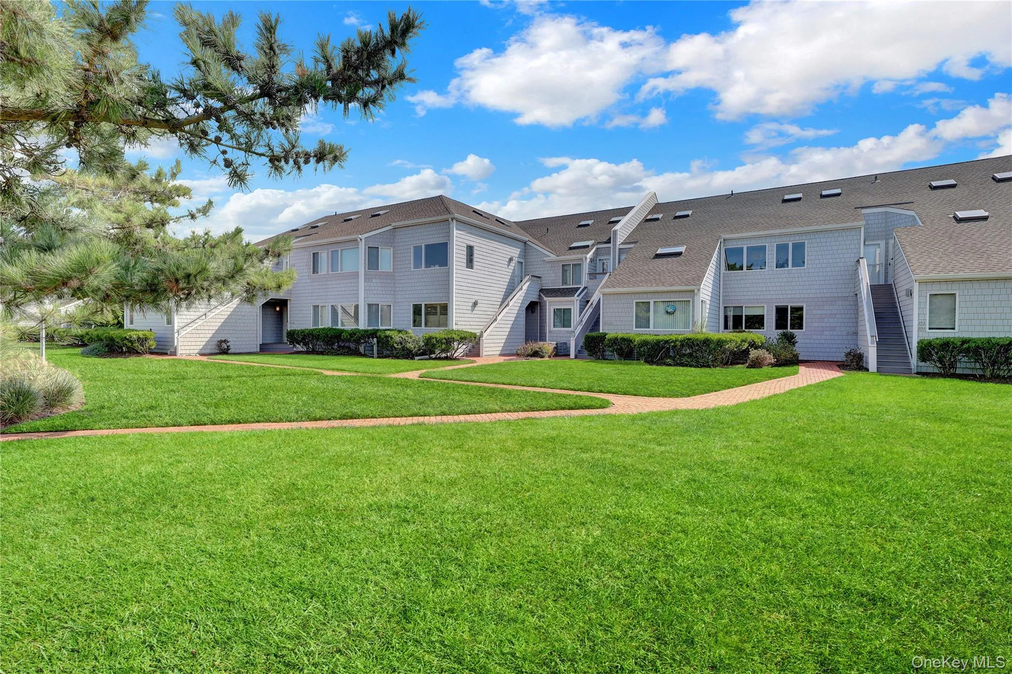 Beautifully maintained property with second floor entrance so you don't hear anyone above you. Beautifully maintained property with second floor entrance so you don't hear anyone above you.