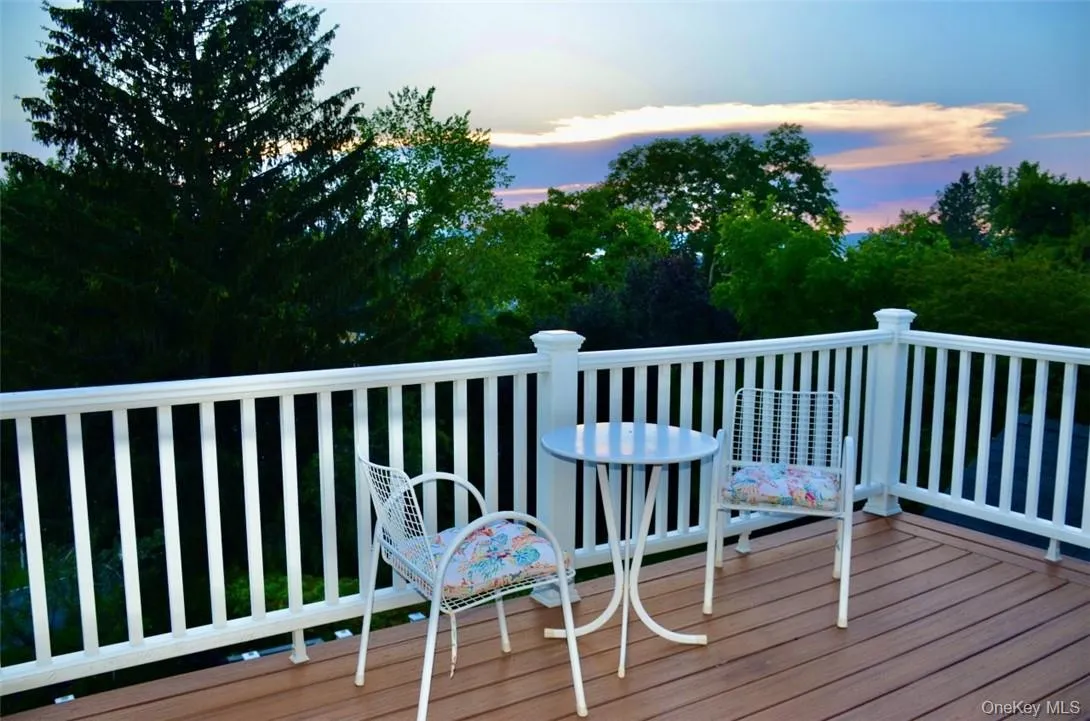 Deck off the kitchen! Deck off the kitchen!