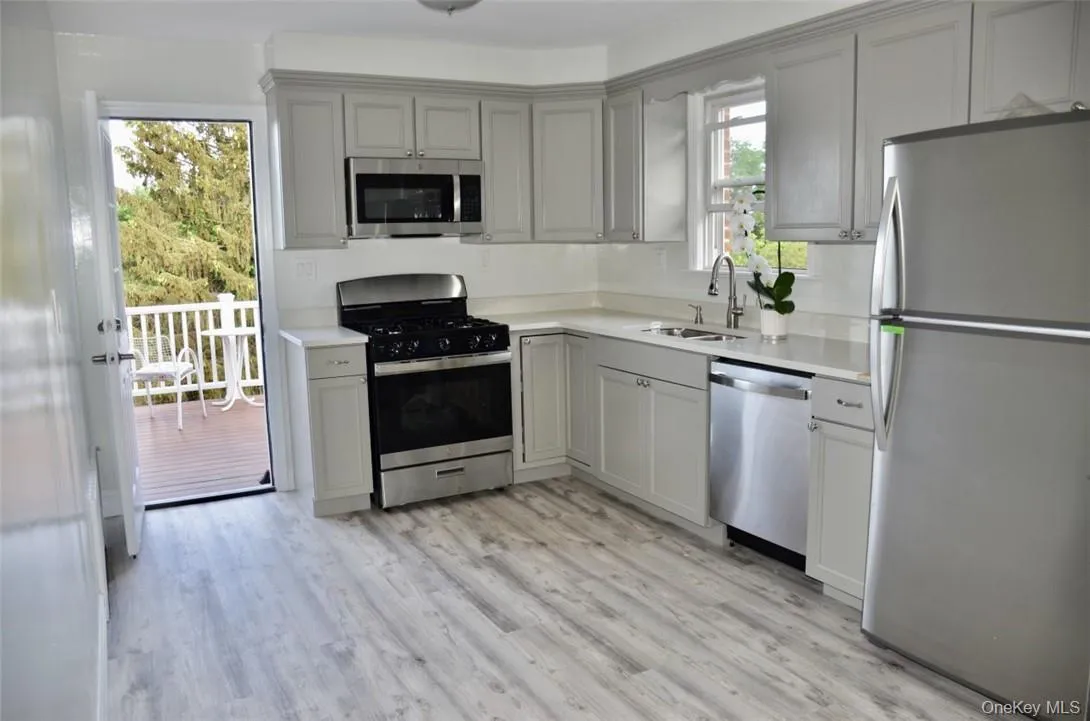 Update Eat-Kitchen, door to the deck with water view! Update Eat-Kitchen, door to the deck with water view!