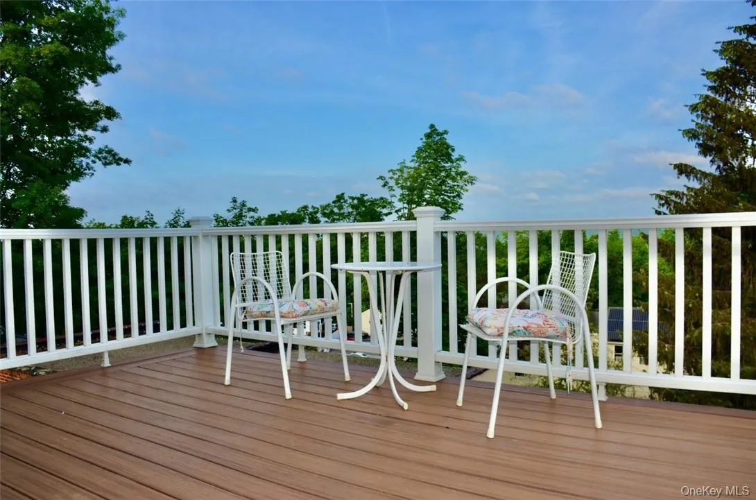 Deck off the kitchen! Deck off the kitchen!