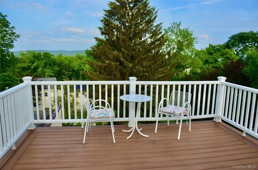 Beautiful deck off the kitchen with water views! Beautiful deck off the kitchen with water views!
