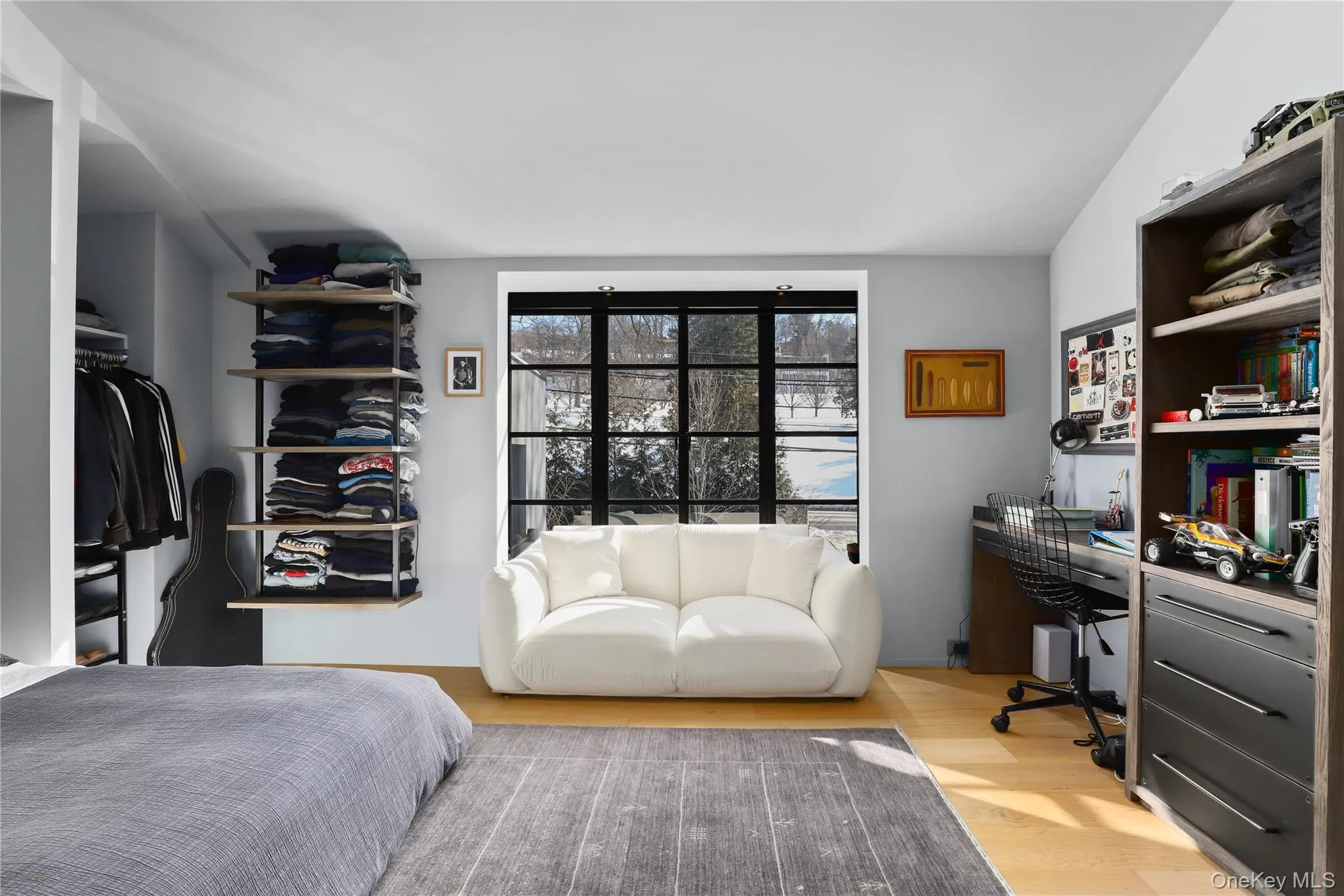 Bedroom – Large en-suite bedroom with flexible use for guests or office. Bedroom – Large en-suite bedroom with flexible use for guests or office.