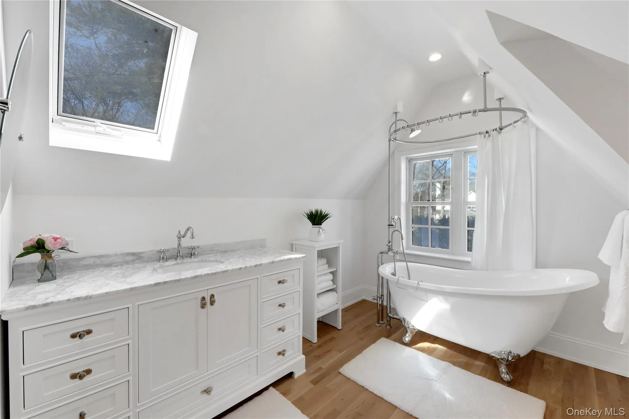 17C Basket Neck Lane, Southampton, NY, 3 Bedrooms Bedrooms, 5 Rooms Rooms,3 BathroomsBathrooms,Residential Lease,For Rent,Basket Neck Lane,0,961793 17C Basket Neck Lane, Southampton, NY, 3 Bedrooms Bedrooms, 5 Rooms Rooms,3 BathroomsBathrooms,Residential Lease,For Rent,Basket Neck Lane,0,961793