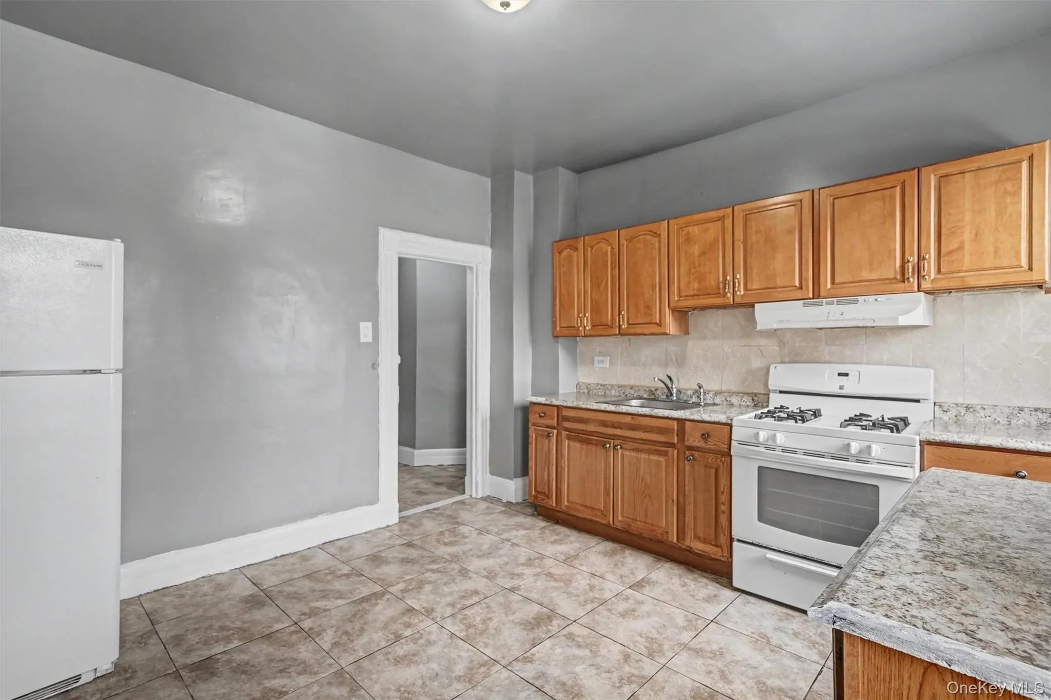 Large well kept eat-in Kitchen Large well kept eat-in Kitchen