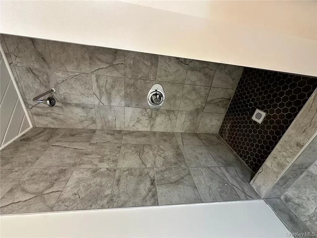 Bathroom featuring tiled shower Bathroom featuring tiled shower