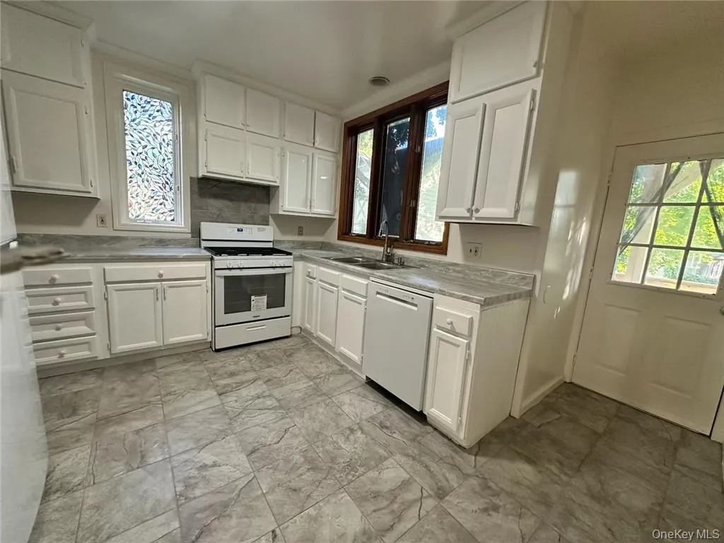 Kitchen with newer appliances, dishwasher, plenty of counter and cabinet space Kitchen with newer appliances, dishwasher, plenty of counter and cabinet space