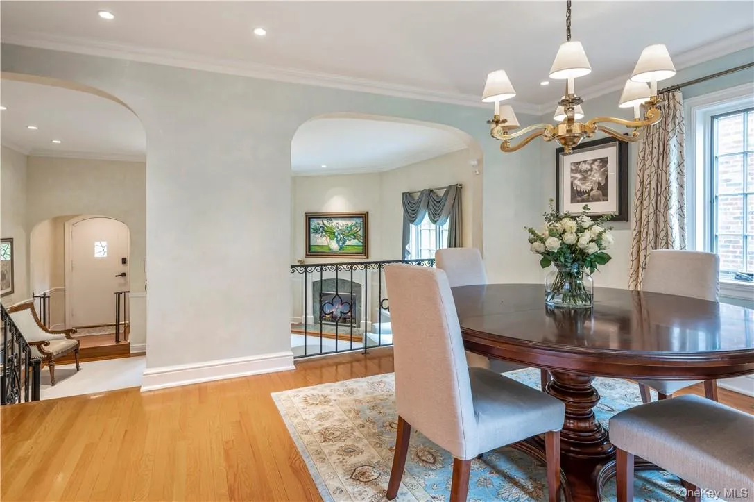 Venetian Plaster walls throughout the Dining Room and Kitchen Venetian Plaster walls throughout the Dining Room and Kitchen