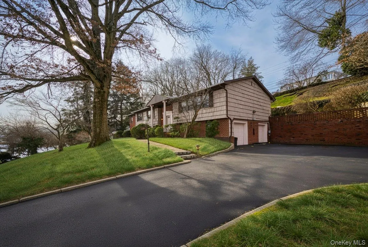 8 Pine Drive, North Hempstead, NY, 3 Bedrooms Bedrooms, 8 Rooms Rooms,2 BathroomsBathrooms,Residential,For Rent,Pine,0,961925 8 Pine Drive, North Hempstead, NY, 3 Bedrooms Bedrooms, 8 Rooms Rooms,2 BathroomsBathrooms,Residential,For Rent,Pine,0,961925