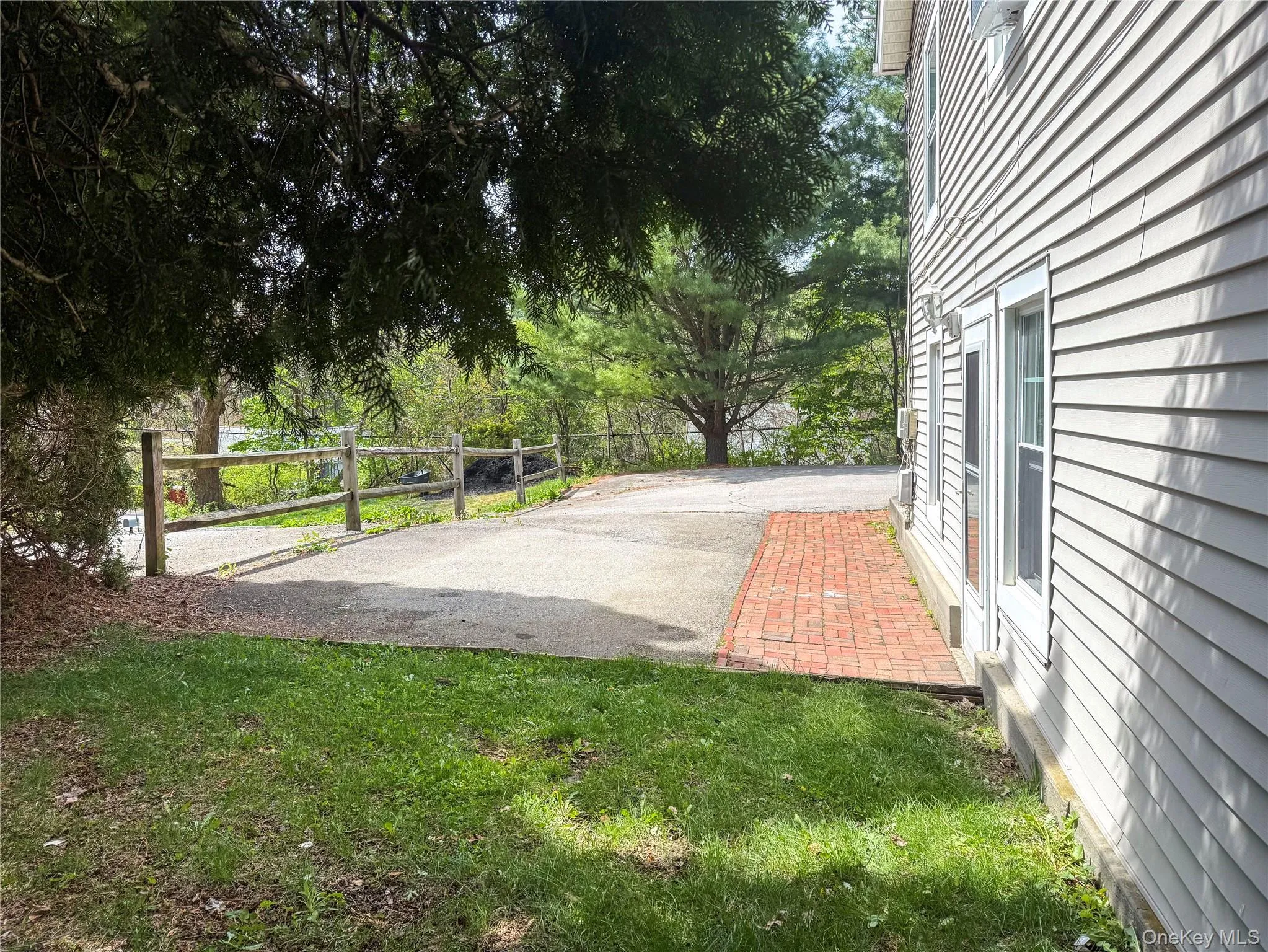 Private front yard space. Private front yard space.