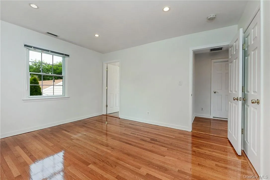 Primary Bedroom w/ensuite Bath Primary Bedroom w/ensuite Bath