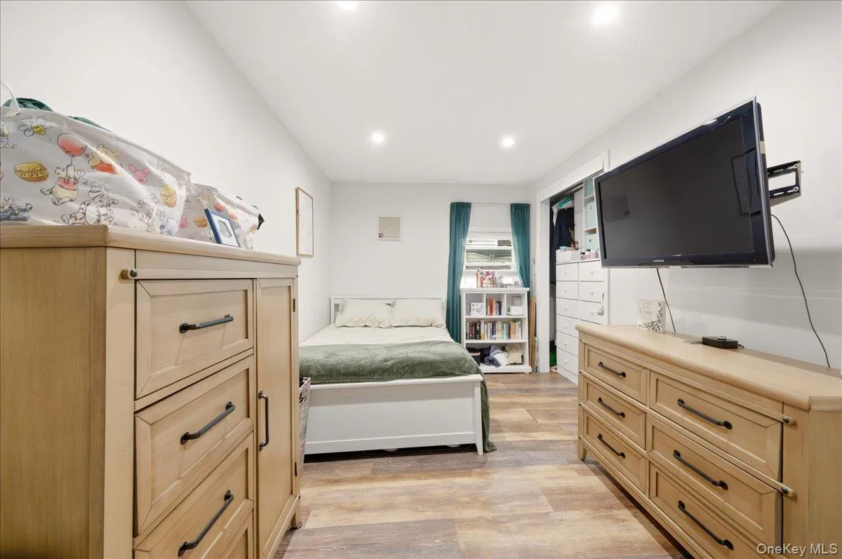 133B Edgewater Park, New York, NY, 2 Bedrooms Bedrooms, 6 Rooms Rooms,1 BathroomBathrooms,Residential,For Rent,Edgewater,0,962330 133B Edgewater Park, New York, NY, 2 Bedrooms Bedrooms, 6 Rooms Rooms,1 BathroomBathrooms,Residential,For Rent,Edgewater,0,962330