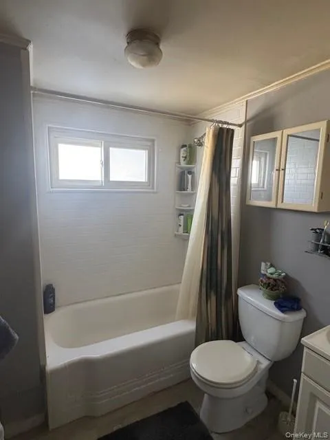 2nd Bathtub and shower 2nd Bathtub and shower