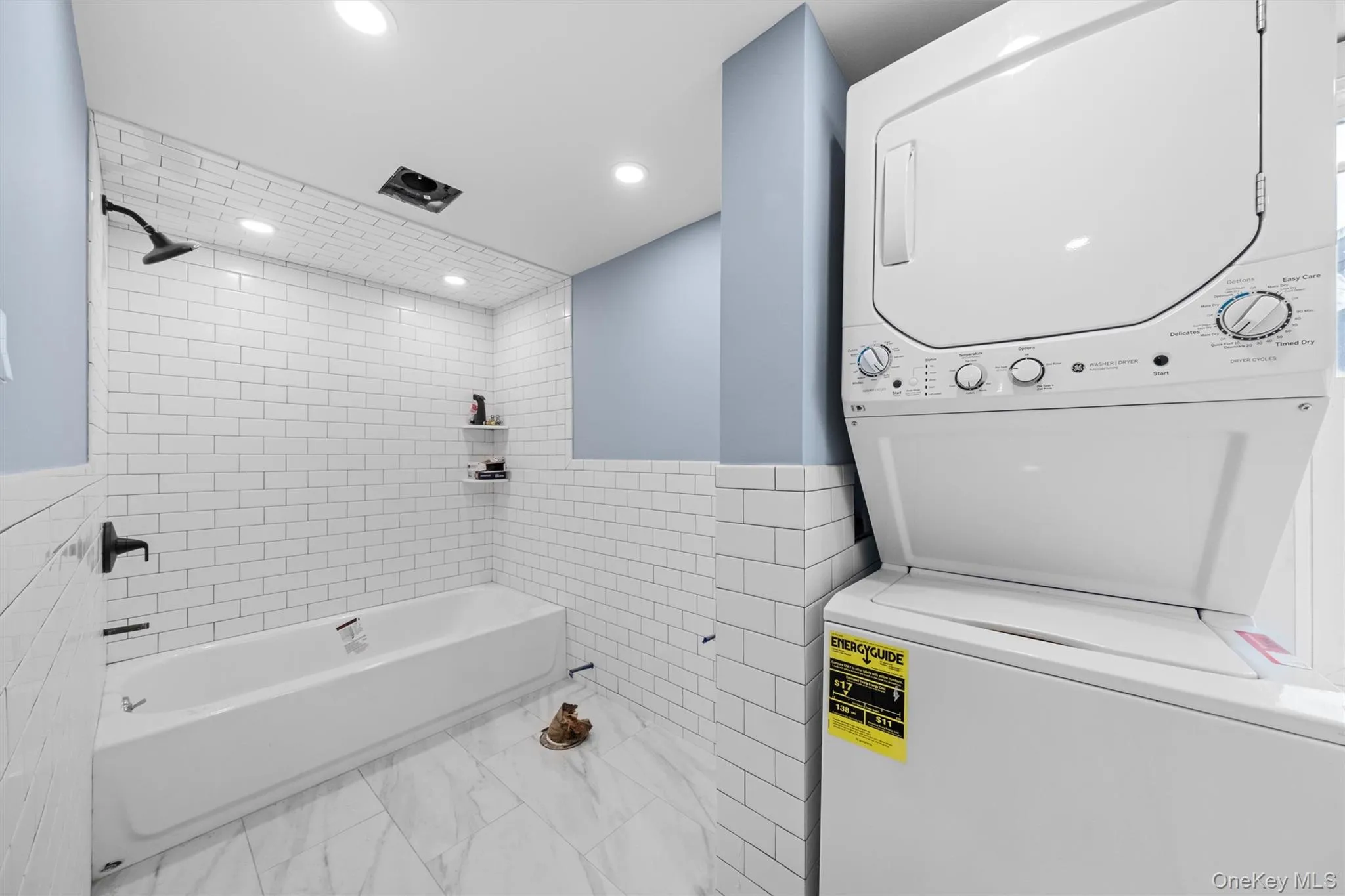 Full Bath w/ washer-dryer Full Bath w/ washer-dryer