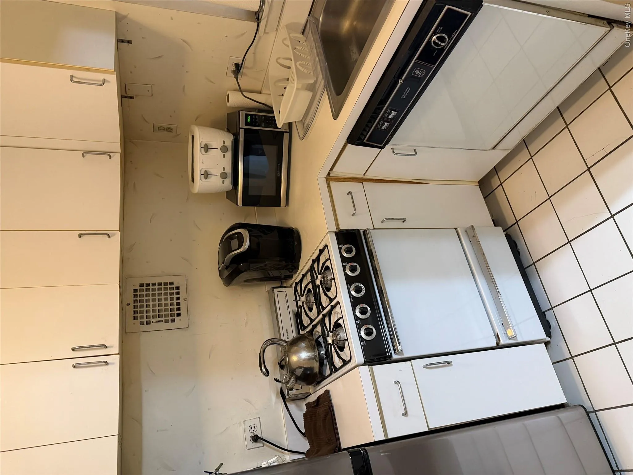 241-20 Northern Boulevard, New York, NY, 3 Rooms Rooms,1 BathroomBathrooms,Residential,For Rent,Northern,0,962501 241-20 Northern Boulevard, New York, NY, 3 Rooms Rooms,1 BathroomBathrooms,Residential,For Rent,Northern,0,962501
