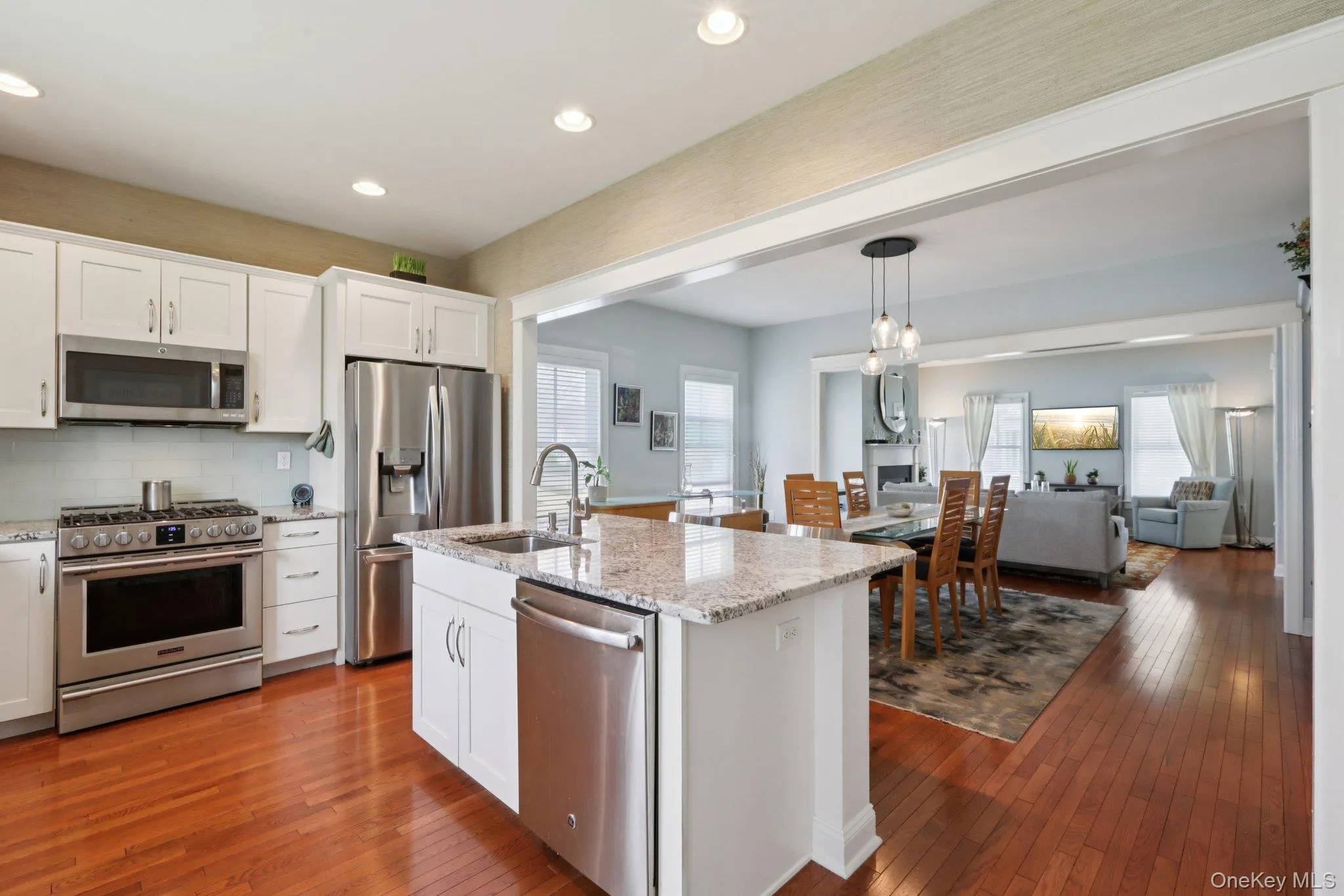 Open floor plan for ease of entertaining Open floor plan for ease of entertaining