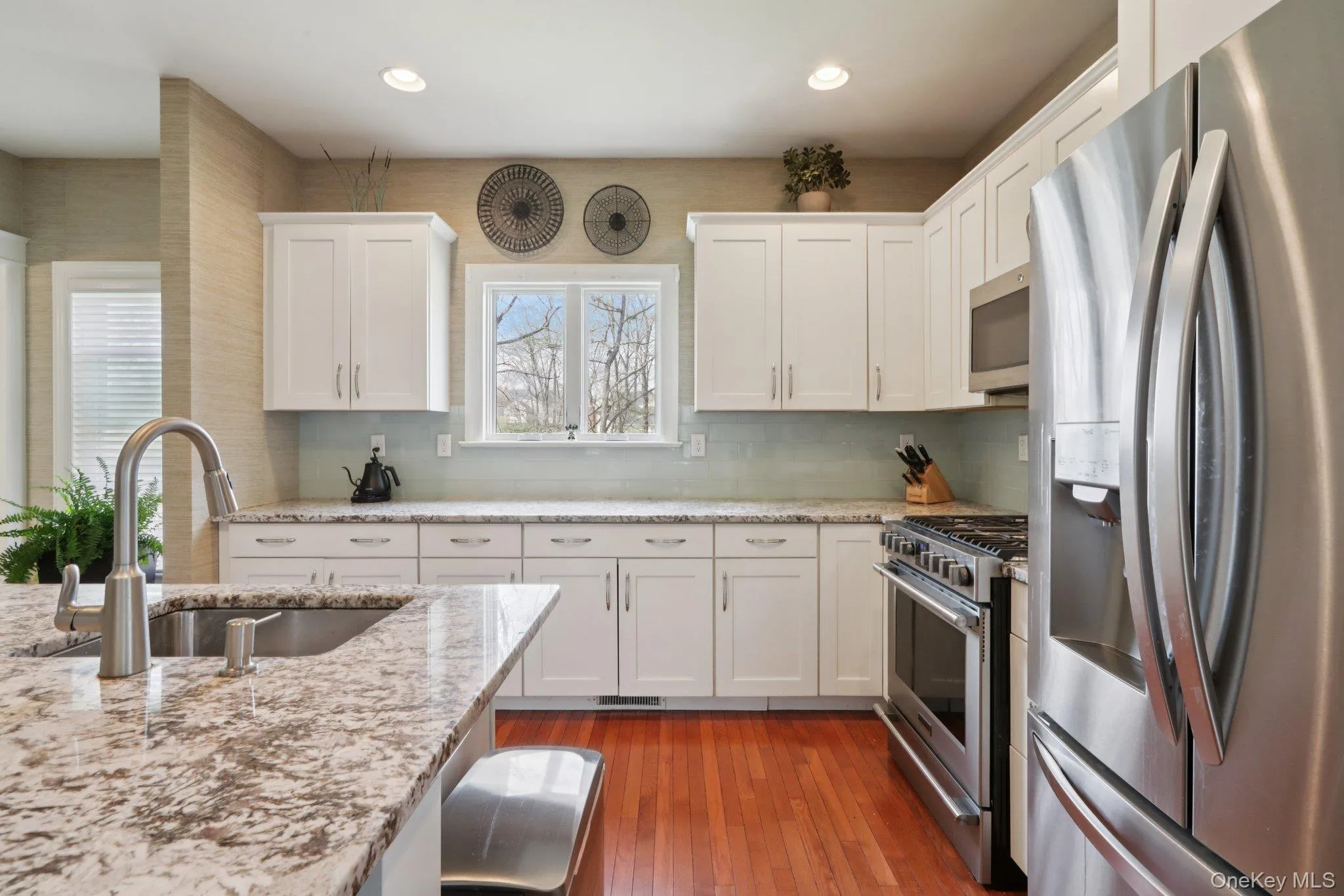 Notice the expansive work area for meal preparation Notice the expansive work area for meal preparation