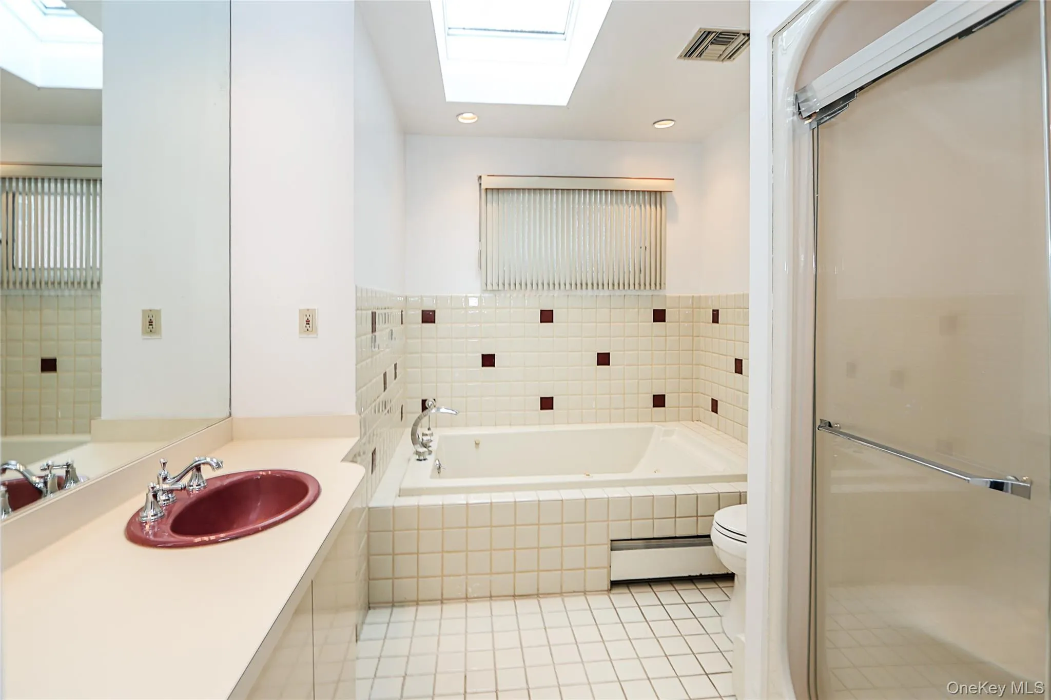 Ground floor en-suite bath for primary bedroom Ground floor en-suite bath for primary bedroom