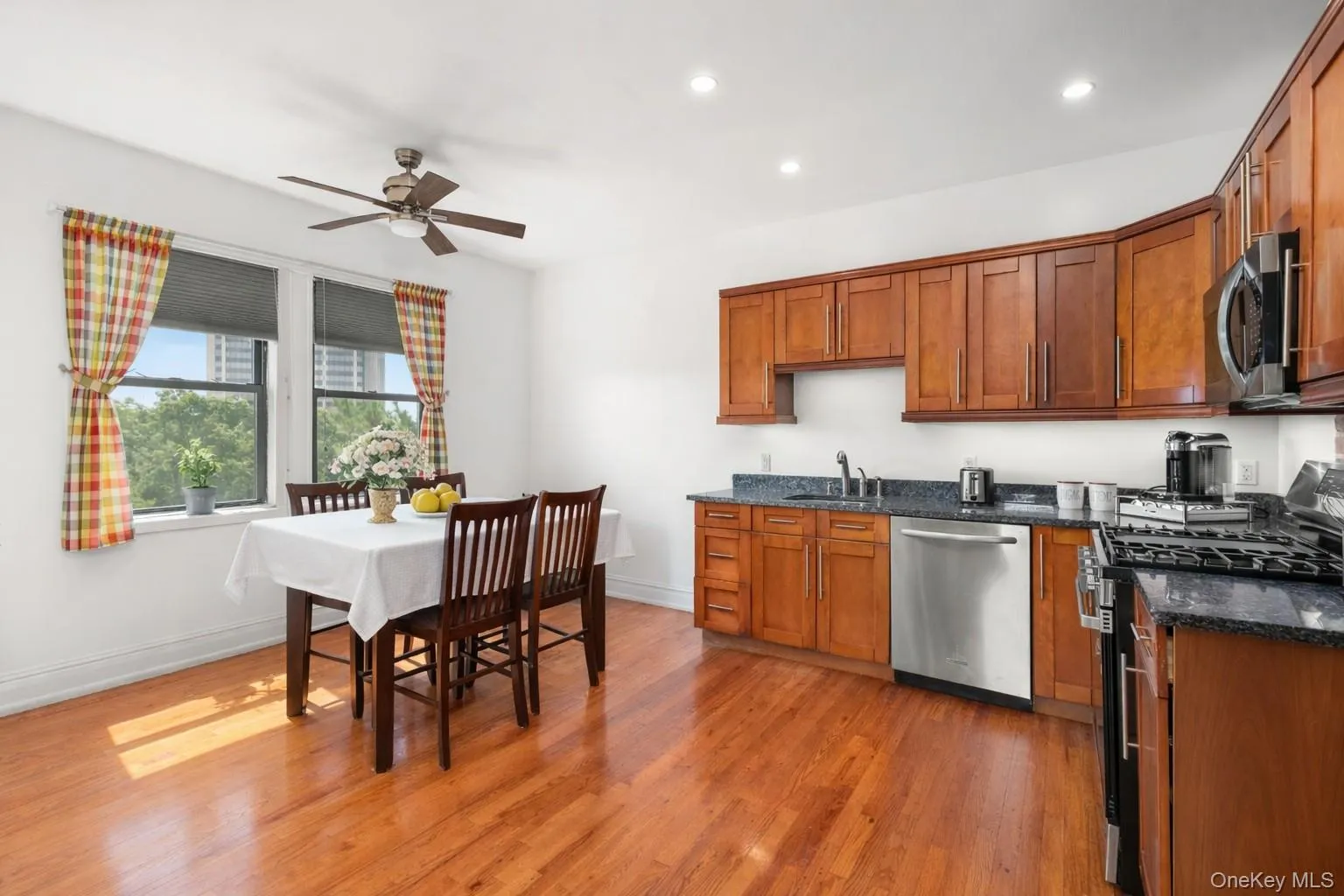 Large eat-in kitchen. Large eat-in kitchen.